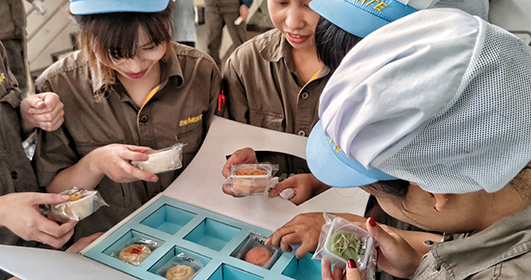 Shareate distributed moon cakes to send the Mid Autumn Festival blessing